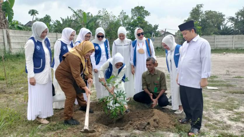 IWAPI Riau Serahkan 500 Bibit Tanaman Buah untuk Pesantren Tahfizh Quran Hadis Rabbaniy Internasional