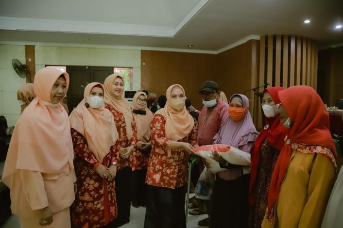 DW Disdik Riau Serahkan 100 Paket Sembako ke Anak Yatim dan Panti Asuhan