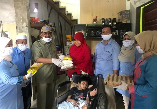 Mantan Bupati Pelalawan Tengku Azmun Bersama Tim HT Bagikan Sembako untuk Warga Terdampak Covid-19