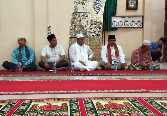 Safari Ramadan di Bangko Pusako, Wabup Rohil Serahkan Bantuan Rp50 Juta untuk Masjid Al-Ikhlas