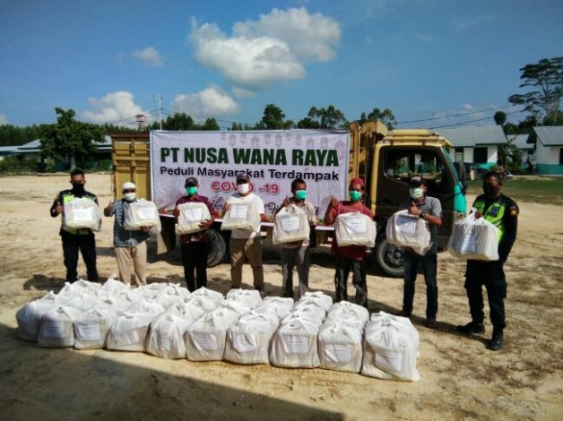 PT NWR dan PT NSR Bagikan Ratusan Paket Sembako untuk Warga Terdampak Covid-19 di Dua Kabupaten