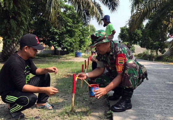 Sambut HUT RI, TNI dan Warga Kepenuhan Tengah Pasang Pagar Merah Putih