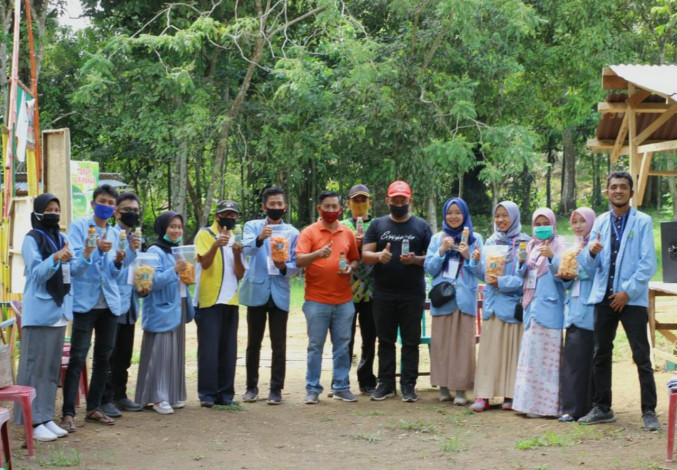Implementasi Tri Dharma Perguruan Tinggi, Mahasiswa Kukerta UNRI Hijaukan Kawasan Hutan Air Panas Pandalian