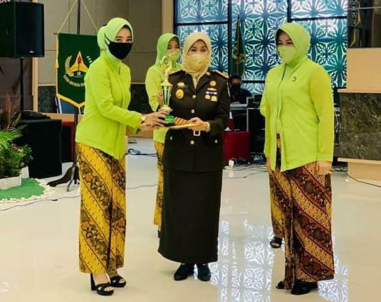 Shindy Istri Kasi Pidsus Terima Penghargaan dari Kejati Riau