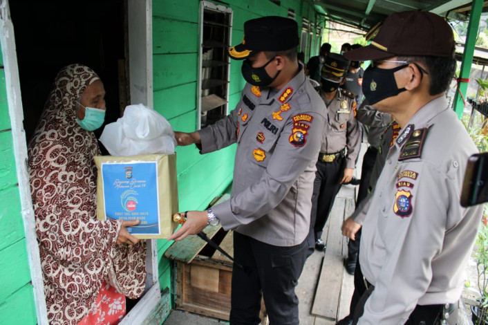 Sembelih 26 Ekor Hewan, Polresta Pekanbaru Door to Door Bagikan Daging Kurban ke Rumah Warga