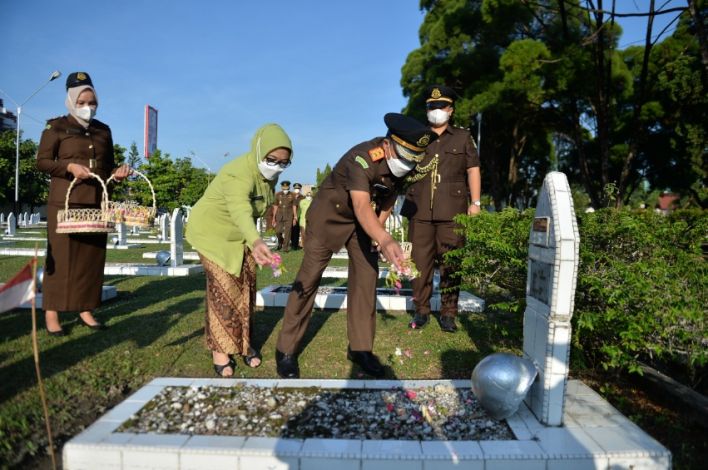 HBA ke-62, Pegawai Kejati Riau Upacara dan Tabur Bunga di TMP Kusuma Dharma