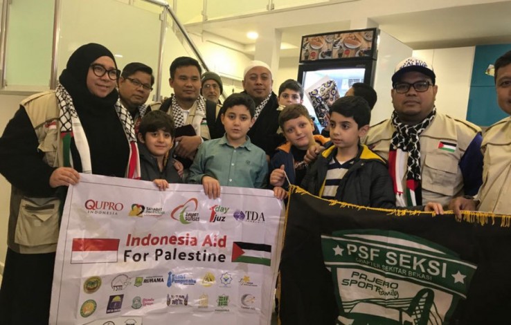 Opick dan Melly Goeslaw Kunjungi Pengungsi Palestina