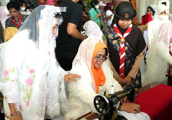 Misnarni Syamsuar Menjahit Bendera Merah Putih, Mengenang Ibu Fatmawati Soekarno pada Peringatan Hari Ibu di Bengkulu