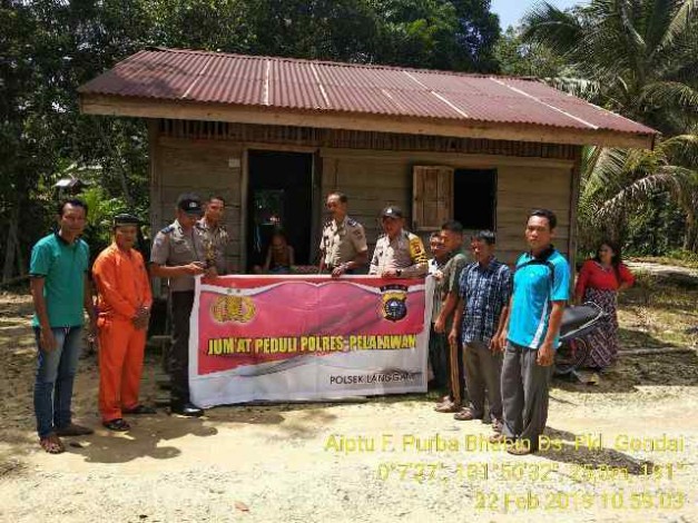 Masyarakat Gondai Pelalawan Dapat Bantuan Sembako dari Polsek Langgam