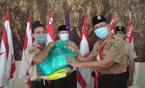 Kwarda Riau Salurkan Bantuan Sembako untuk Anggota Gerakan Pramuka Terdampak Covid-19