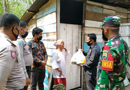Koramil 08/Tandun Bersama Polsek Kabun Bagi Sembako ke Warga Kurang Mampu di Desa Aliantan