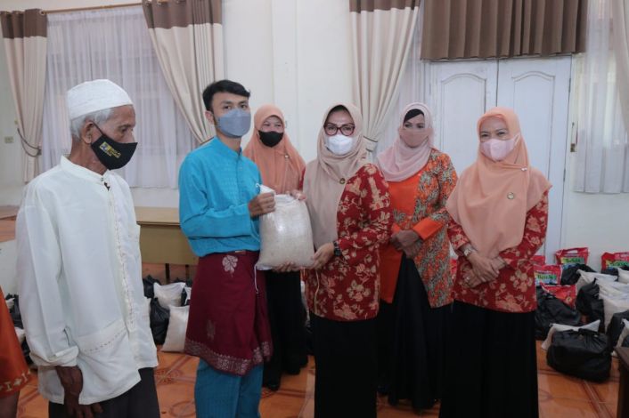 Momen Ramadan, Istri Sekda Siak Bagikan 75 Paket Sembako kepada Honorer dan Petugas Kebersihan