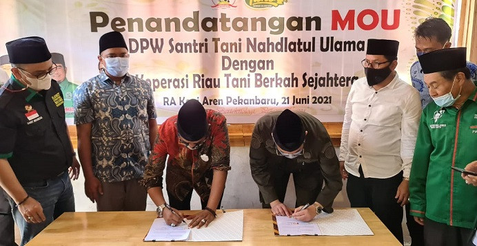 Disaksikan Wamentan, DPW Santri Tani NU Teken MoU dengan Koperasi Riau Tani Berkah Sejahtera