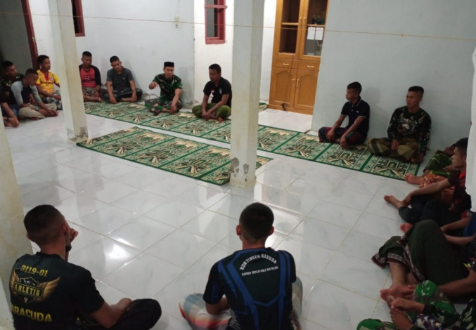 Di Sela Kesibukan Program TMMD, Anggota TNI Ikut Pengajian Mendalami Ilmu Agama