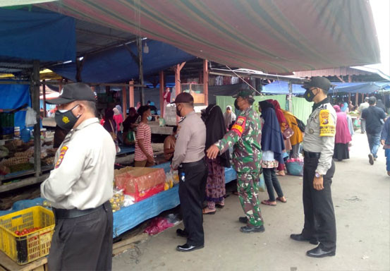 Cegah Kerumunan di Pasar, Polsek Kuala Kampar Perketat Penerapan Prokes