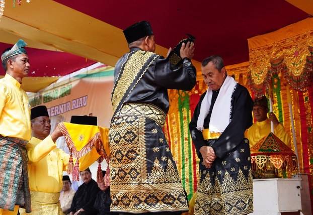 Gubri Syamsuar Terima Gelar Datuk Seri Alamsyah dari Masyarakat Adat Pujud Rohil
