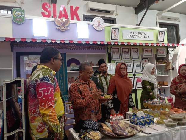 Perancang Busana Terkenal Samuel Wattimena Puji Produk UMKM Siak di JKPI X Semarang