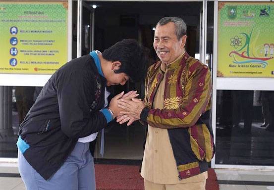 Gubri Pamer Jaket Bomber Tenun Riau Hasil Desain M Abyan Syah Pelajar Kelas 12 SMA Darma Yudha