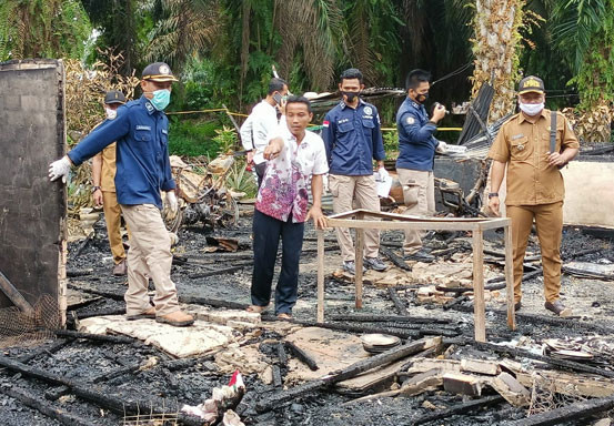 Polsek Pangkalan Kuras Lakukan Olah TKP Kebakaran Rumah di Sorek Dua