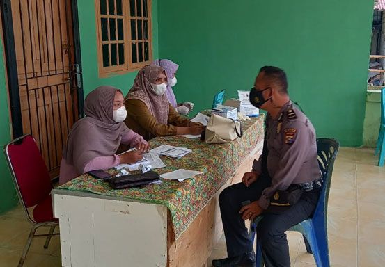 Baru Menjabat, Kapolsubsektor Pelalawan Ipda Legito Pimpin Pengamanan Vaksinasi di Wilkum