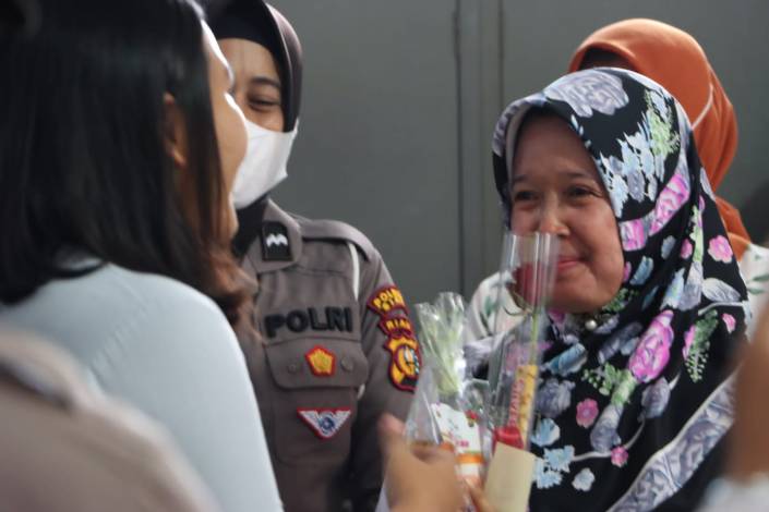 Momen Hari Ibu 2022, Polwan Polres Siak Beri Kejutan ke Ibu-ibu di SLB