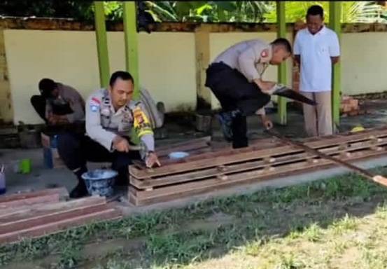 Personel Polsek Bantan Ikut Gotong Royong Bangun TPQ di Desa Selat Baru