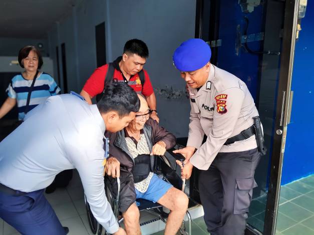 Patroli Perairan, PolAirud Polres Siak Bantu Lansia yang Sakit dan Sampaikan Pesan Pemilu Damai
