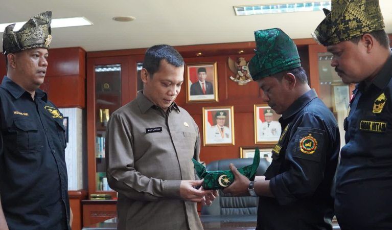 Sekwan DPRD Riau Diberi Gelar Dewan Kehormatan Sambang Gagak Hitam Riau