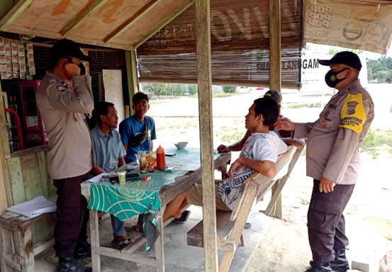 Polsek Langgam Kembali Patroli dan Sosialisasi Prokes di Desa Segati