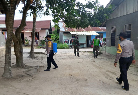 Polsek Pangkalan Kerinci Laksanakan Penyemprotan Disinfektan Gabungan