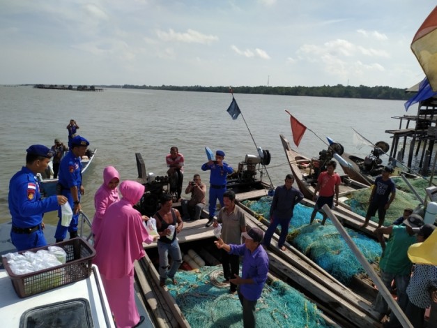 Aksi Ibu-ibu Bhayangkari Satpol Air Bengkalis, Turun ke Laut Bagi-bagi Takjil