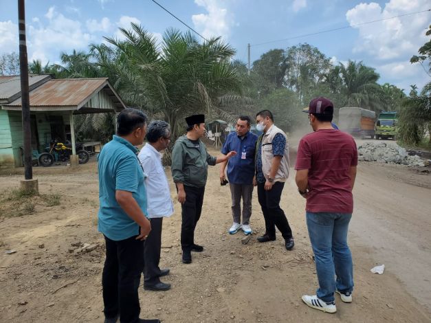 Jadi Keluhan Masyarakat, Ketua DPRD Bawa PUPR Riau Tinjau Jalan Rusak di Jalan Lintas Tengah