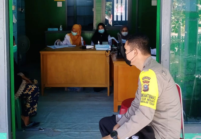 Polisi Pantau Giat Vaksinisasi di Puskesmas Teluk Meranti