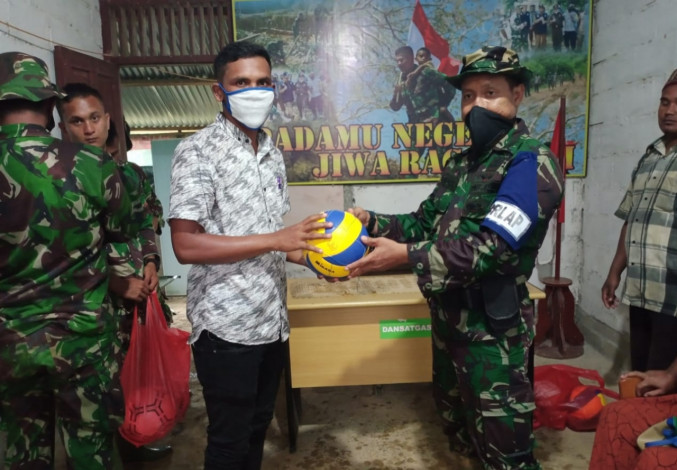 Satgas TMMD Kodim Aceh Barat Serahkan Bantuan Sarana Olahraga ke Pemuda