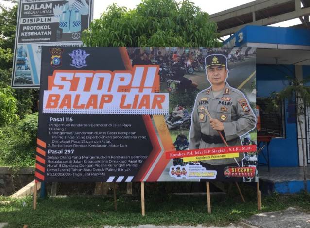 Polisi Pasang Spanduk Stop Balap Liar di Pintu Masuk Stadion Utama Riau
