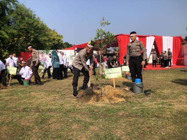 Serentak di Indonesia, Polda Riau Tanam 45 Ribu Pohon Buah