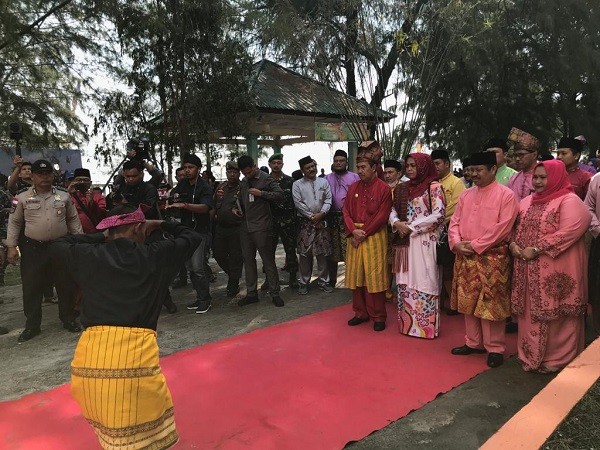 Galeri: Kunjungi Pulau Terluar Riau, Gubernur Syamsuar Hadiri Acara Mandi Safar