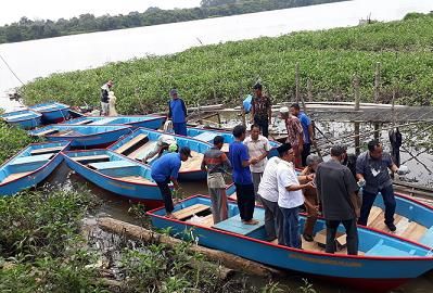 Kelompok Nelayan di Rantau Baru Terima Bantuan Perahu Aspirasi Anggota DPRD Pelalawan Burhan Manjo