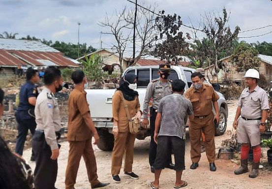 10 Unit Rumah Karyawan PT RSS di Desa Lubuk Ogung Terbakar, Polsek Bandar Sei Kijang Lakukan Pengamanan