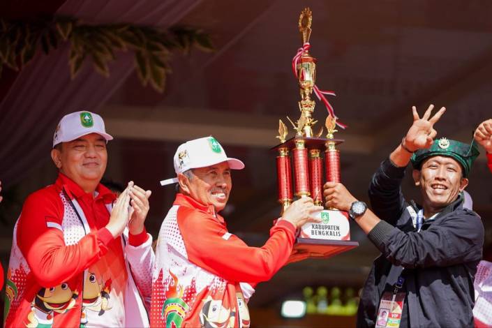Porprov Riau X 2022 Sukses Digelar, Gubri Serahkan Piala kepada Bengkalis