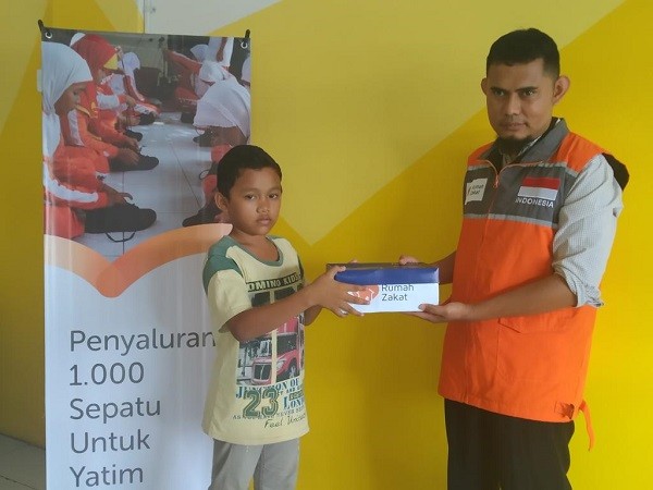 Rumah Zakat Riau Salurkan Bantuan Sepatu Sekolah untuk Anak Yatim