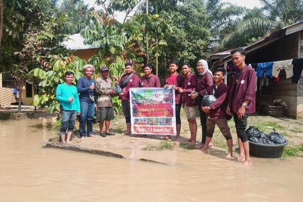 Keluarga Mahasiswa Abdurrab Salurkan Bantuan Banjir ke Rohul