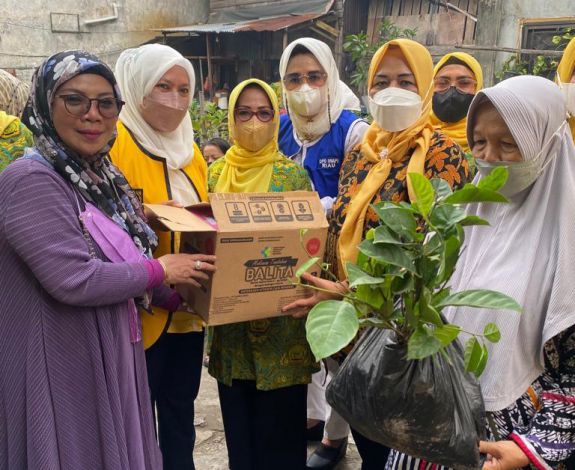 DPD Pengajian Alhidayah Riau Bagi-bagi Paket Makanan untuk Ibu Hamil dan Balita