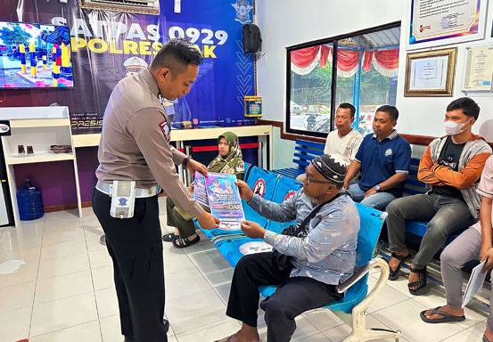 Jelang Pemilu 2024, Personel Polres Siak Bagikan Brosur Anti Hoax untuk Cegah Polemik di Tengah Masyarakat