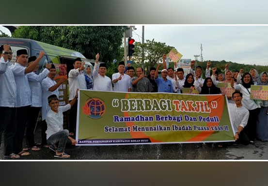 Berbagi Berkah, ATR BPN Rohul Bagi-bagi Takjil Kepada Masyarakat