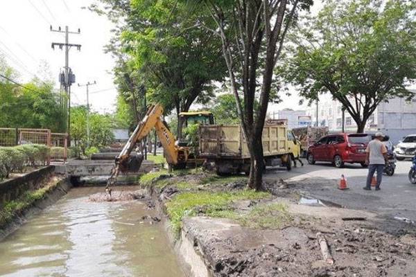 Antisipasi Banjir Meluap, Dinas PUPR Kota Pekanbaru Lakukan Pengerukan Drainase Jalan Arifin Achmad