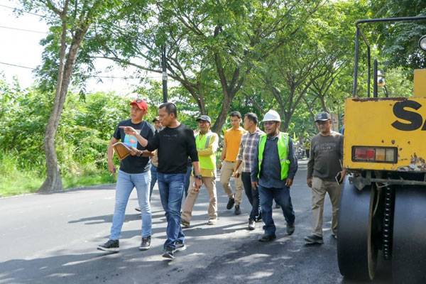 Plt Kepala Dinas PUPR Pekanbaru Dampingi Pj Wali Kota Pekanbaru Tinjau Proses Overlay Jalan Parit Indah