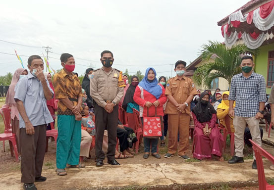 Personel Polsek Kuala Kampar Awasi Penyaluran BLT Dana Desa Tanjung Sum