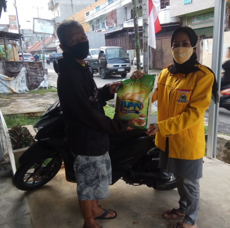 Golkar Riau Bagikan 1,5 Ton Beras untuk Masyarakat Terdampak Covid-19