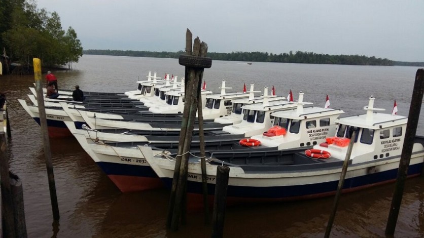 Wardan Serahkan Bantuan 10 Unit Kapal Motor Fiber untuk Nelayan Lokal